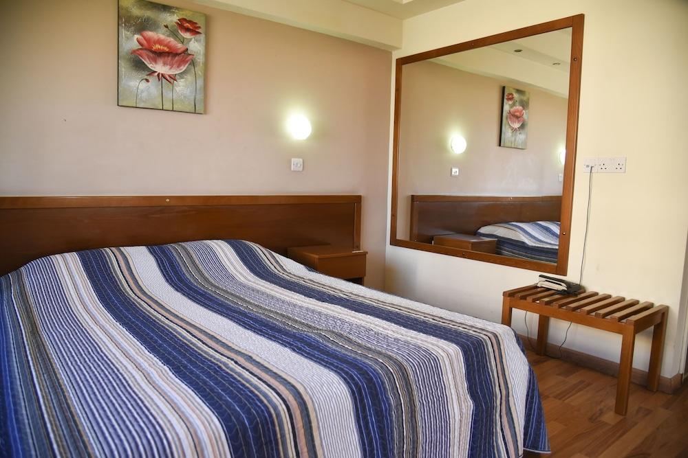 Elysso Hotel ลาร์นาคา ภายนอก รูปภาพ